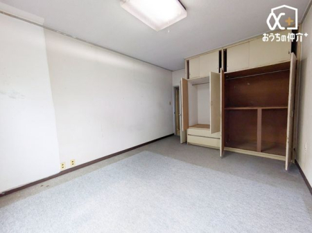 その他内観 収納付きの洋室