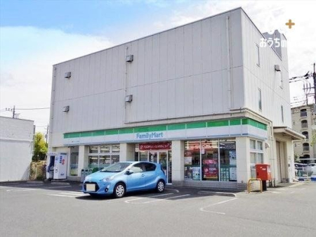 周辺環境 徒歩4分。ファミリーマート入間グリーンヒル店　営業時間 24 時間営業　バリアフリー車椅子対応の駐車場・入り口あり 310m