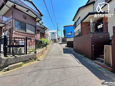 現地土地写真 車通りの少ない落ち着いた環境。お車の出し入れも落ち着いてできる、ゆったりとした環境です。現地にて是非環境をお確かめください。