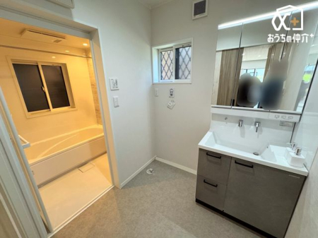洗面台・洗面所 ～Wash room～朝の慌ただしい時間帯でも余裕を持って支度できる広いパウダールーム。もちろん収納も豊富なので見た目もスッキリと整理整頓できます。