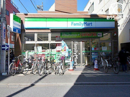 周辺環境 ファミリーマートひばりが丘一丁目店 徒歩5分。24時間営業　学園通り沿いに位置しています。 駐車場：無し 340m