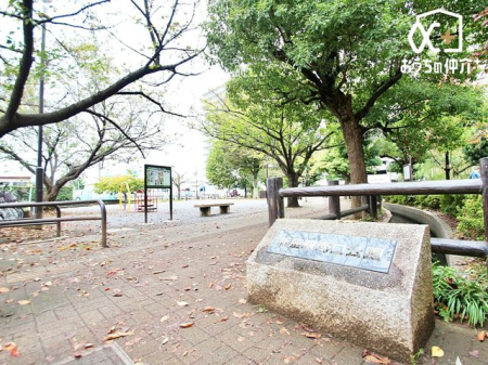 周辺環境 新座駅南口公園 徒歩11分。石組みの水辺がある公園。秋になると紅葉がとてもきれいなので、その中でピクニックをするのも風情があって良さそうですね！ 春にはお花見をしても素敵でしょう。きっと癒されること…