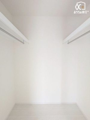 周辺環境 新座市立栄小学校 徒歩8分。児童数325人 埼玉県花さくら草の花のなかに新座市章を形どり、「栄」の文字を中央において、栄小学校を表現したもの。 610m