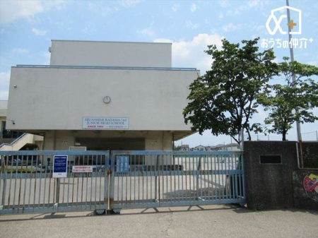 周辺環境 東村山市久米川町３丁目第３仲よし広場 徒歩6分。ベンチ・パーゴラ・遊具（すべり台・砂場）・水飲場 410m