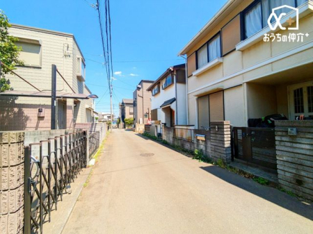 その他 前面道路は車通りの少ない通りです。