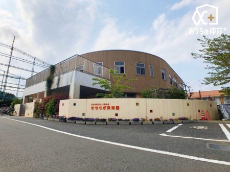 周辺環境 せせらぎ保育園 徒歩12分。【開園時間】 午前7時から午後7時まで（午後6時から7時は延長保育） 910m