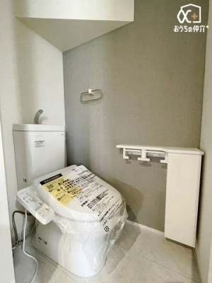 トイレ 収納棚完備の温水洗浄便座付きトイレ