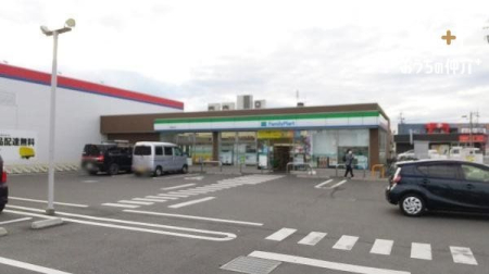 周辺環境 ファミリーマート飯能岩沢 徒歩9分。駐車場も広々なコンビニエンスストア 690m