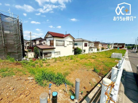 周辺環境 徒歩9分。【藤沢南小学校】車椅子対応の入り口　16クラス 児童数:389人 710m