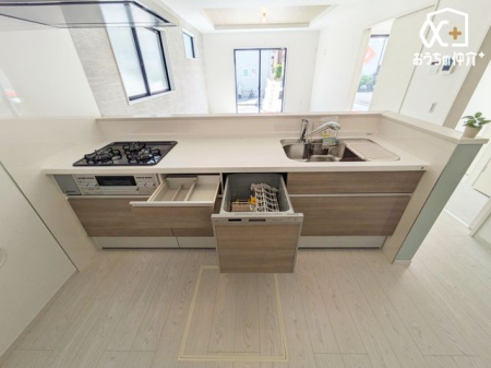 キッチン ～Kitchen～食器洗浄乾燥機完備のシステムキッチン採用！実は節水にも繋がる優れものです。高温で洗浄するので汚れもしっかり落とせます