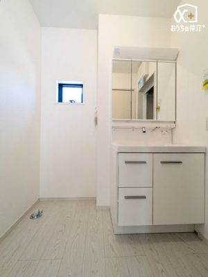 洗面台・洗面所 ～Wash room～三面鏡タイプの洗面化粧台です。鏡の裏や引き出しにしっかり収納できるのでスタイリッシュな空間を保てます！