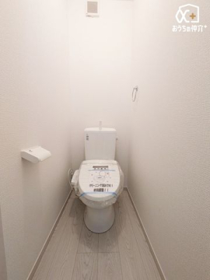 トイレ シンプルな内装のスッキリとしたトイレです。お手入れやお掃除が、簡単にできるシンプルなデザインのトイレです。