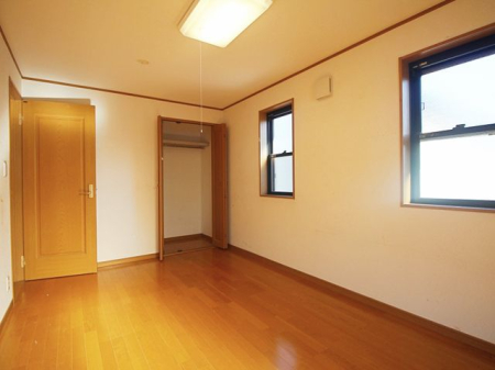寝室 寝室におすすめな洋室！バルコニーに面した明るいお部屋で開放感もあります。