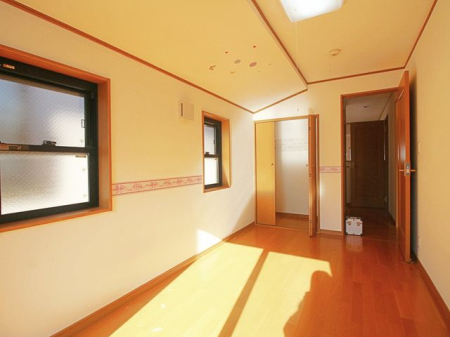 子供部屋 子供部屋にオススメな洋室の様子です。バルコニーに面しているため、換気もしやすい子供部屋。収納スペースもしっかりとございます。