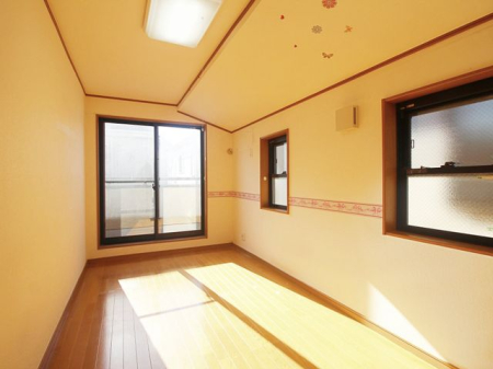 子供部屋 子供部屋にオススメな約6.2帖洋室の様子。クローゼットも付いているため、お子様の勉強道具・衣類・寝具等も便利に収納可能です。