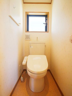 トイレ 小窓のある2階の温水洗浄便座付トイレ