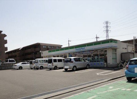 周辺環境 ファミリーマート滝山中央通り店 徒歩6分。営業時間：24時間 駐車場：有 450m