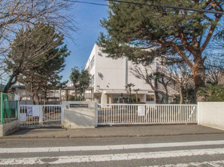 周辺環境 東久留米市立第九小学校 徒歩3分。児童数：544人(2023年度) 区画がきれいに整理された滝山エリアの小学校です。 220m