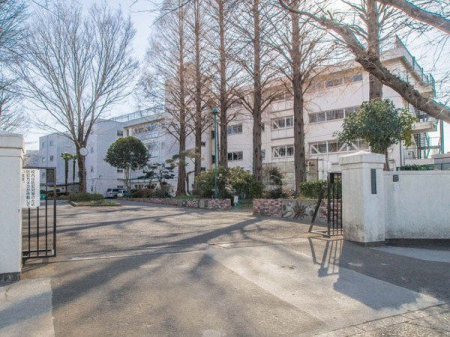 周辺環境 東久留米市立西中学校 徒歩8分。生徒数：480人(2023年度)滝山テニスコート・滝山公園に隣接する中学校です！ 630m