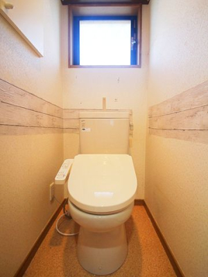トイレ １階温水便座付きトイレの様子。小窓を空ける事で換気もしやすく、明るいトイレです！