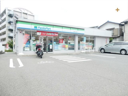 周辺環境 ファミリーマート　東村山本町店 徒歩6分。【営業時間】24時間営業【駐車場】あり 470m