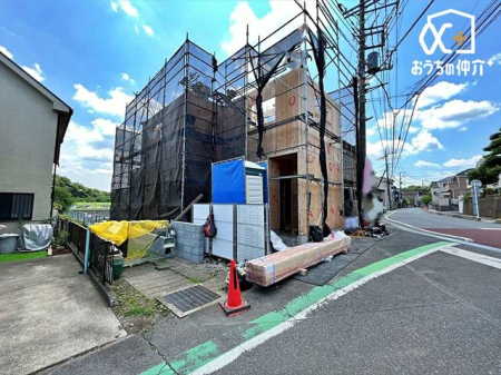 現地外観写真 車通りの少ない落ち着いた環境。お車の出し入れも落ち着いてできる、ゆったりとした環境です。現地にて是非環境をお確かめください。
