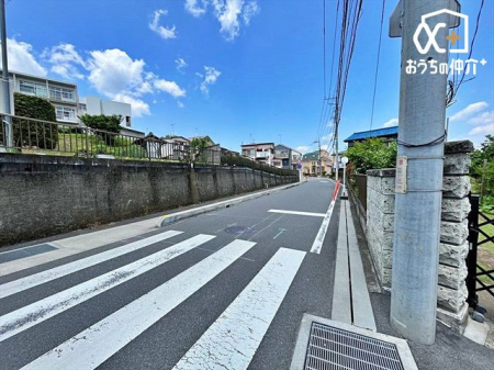 現地外観写真 閑静な住宅地で子育て家族にピッタリ。毎日のお散歩も快適な緑に恵まれたエリアで、自然に包まれた穏やかな暮らしを実現するための、ゆとりある住環境が整っています。
