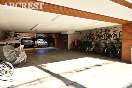 その他 駐輪場は屋根付きで雨から自転車を守ります。