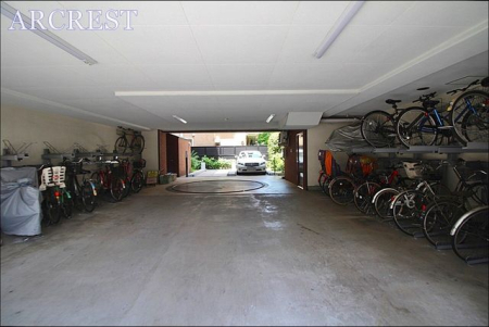 その他 駐輪場は屋根付きで雨から自転車を守ります。