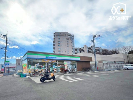 周辺環境 ファミリーマート東久留米小金井街道店 徒歩5分。【営業時間】24時間 駐輪場・　駐車場有近所にコンビニがあると、とっても便利！お弁当や日用品、ちょっとほしい物がすぐそこに！ 400m