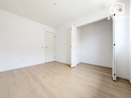子供部屋 6.0帖の広さの洋室、お子様のお部屋にいかがでしょうか。シンプルな洋室は、お子さまの成長に合わせてレイアウトを自由に変えられ、家族とともに楽しい思い出を育んでいく空間になります。