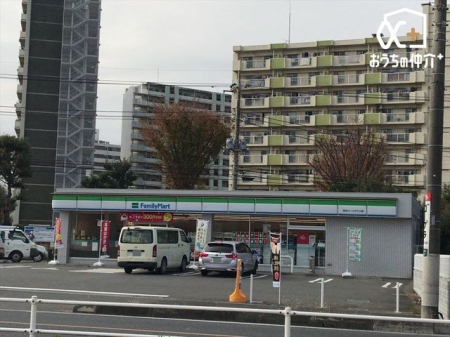 周辺環境 ファミリーマート　所沢パークタウン店 徒歩2分。24時間営業なので、急なお買い物にも便利です。飲食物や軽い日用品を販売しております。駐車場；有 150m