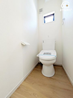 トイレ 1階トイレ。自然光が差し込む小窓付きのトイレは、明るく清潔感のある空間。しっかり換気もできて、毎日を快適に。