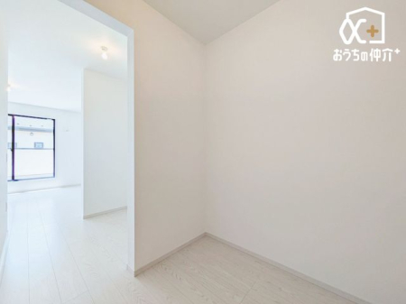 収納 寝室のウォークインクローゼット、それに続くフリースペース。多目的に使用ができ自分好みの空間を作ることができます！