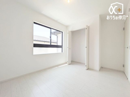 子供部屋 4.5帖の広さの洋室。お子様のお部屋にいかがでしょうか。遊びも学びも自由自在！子どもの成長を支える、夢が広がる快適空間。