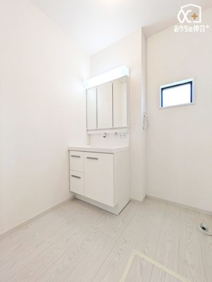 洗面台・洗面所 清潔感のある洗面所は、シンプルでありながら機能的なデザインが特徴。広めのスペースと収納も充実しており、毎日の身支度やお手入れがスムーズに行えます。
