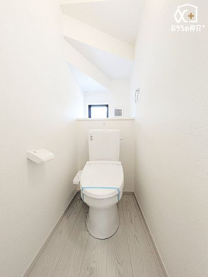 トイレ 1階トイレ。自然光が差し込む小窓付きのトイレは、明るく清潔感のある空間。しっかり換気もできて、毎日を快適に。