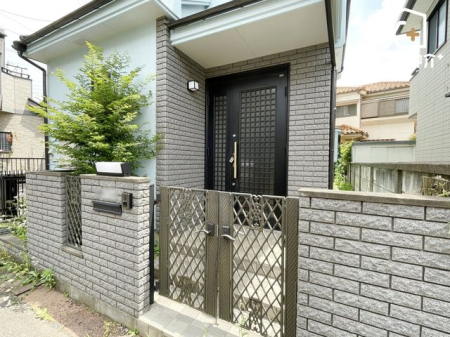 玄関 外から見た玄関の様子
