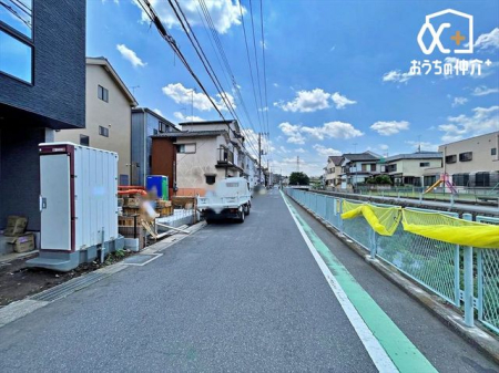 現地外観写真 車通りの少ない落ち着いた環境。お車の出し入れも落ち着いてできる、ゆったりとした環境です。現地にて是非環境をお確かめください。