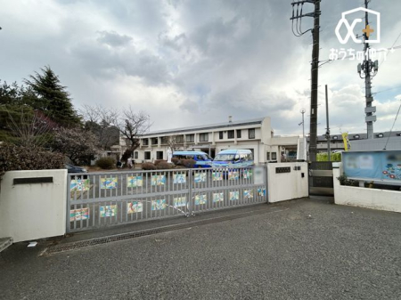 周辺環境 暁星幼稚園 徒歩7分。お友達との遊びの中でいろいろな体験を共有し、たくましく成長していきます。カトリック幼稚園でもあるので、日々のお祈りで神様を身近にも感じます。 510m