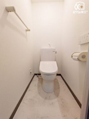 トイレ シンプルな内装のスッキリとしたトイレです。お手入れやお掃除が、簡単にできるシンプルなデザインのトイレです。