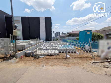 現地外観写真 戸建ならではの開放感と静かな住環境で、ゆとりある生活を実現！上下階の音を気にすることもなくゆったりお過ごしいただけます。