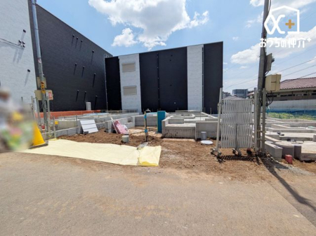 現地外観写真 戸建ならではの開放感と静かな住環境で、ゆとりある生活を実現！上下階の音を気にすることもなくゆったりお過ごしいただけます。