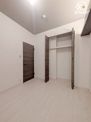 子供部屋 約4.7帖の広さの洋室、子供部屋におすすめです。遊びも学びも自由自在！子どもの成長を支える、夢が広がる快適空間。