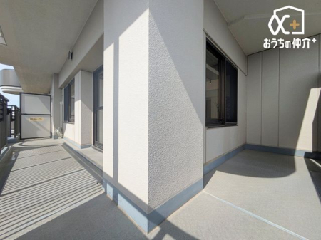 バルコニー L字型の形状は、異なる方向に開けた景色を楽しむことができ、開放感があります。