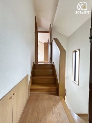 その他 2階ホールは小上がりで入室となります