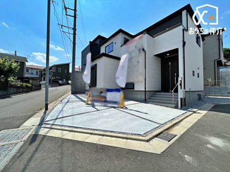  駐車場は並列で2台駐車可能です。車通りは少なく、お車の出し入れも落ち着いてできるゆったりとした環境です。