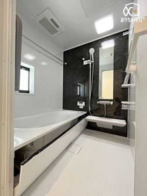 浴室 落ち着きのある空間でリラックスバスタイム。バスタブにつかって寛ぎながら心と体をリフレッシュ。一日の疲れを癒してくれる清潔感のあるバスルーム。