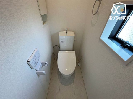 トイレ シンプルな内装のスッキリとしたトイレです。お手入れやお掃除が、簡単にできるシンプルなデザインのトイレです。