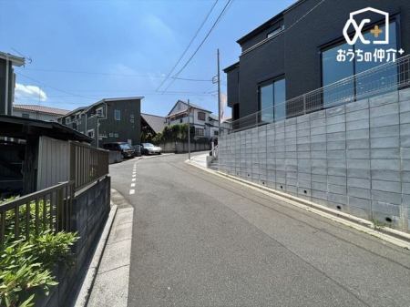 現地外観写真 車通りの少ない開放的な前面道路の様子。